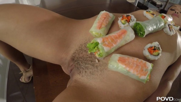 Alexis Tae sirve rollos y sushi en su apretado cuerpo latino - POV
