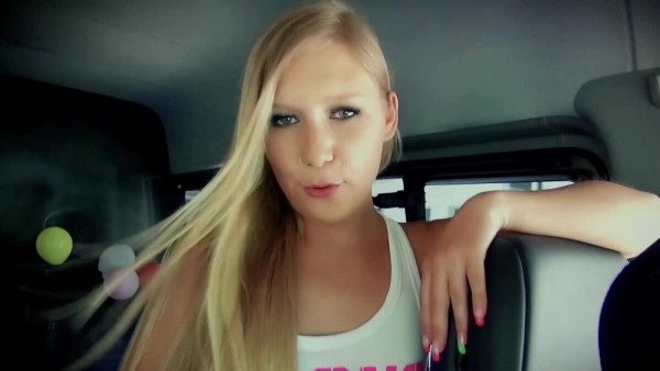 Joven consigue permiso para entrar en la vagina de rubia en su furgoneta