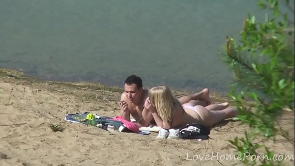 Joven pareja ama follar en la playa