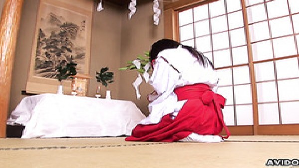 La traviesa geisha Saeko Kimishima se masturba después de meditar