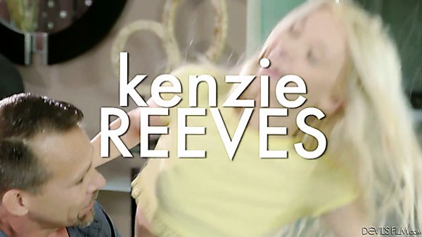 Rubia fresca Kenzie Reeves follada a lo perrito por marido excitado