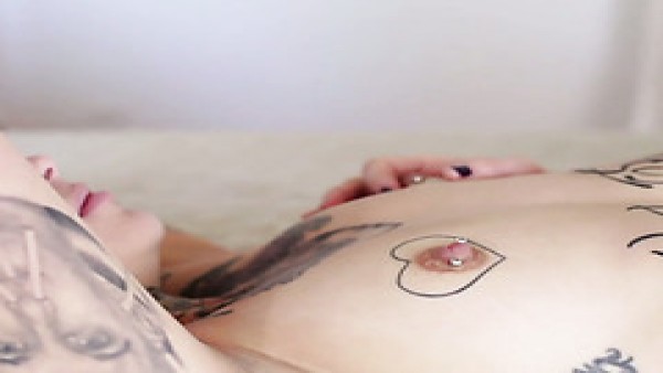 Sexo lésbico caliente con las cubiertas de tatuajes Leigh Raven y Nikki Hearts