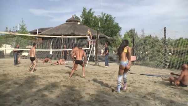 Tres chicas se follan en la orgía por los nuevos amigos después de jugar voleibol en la playa