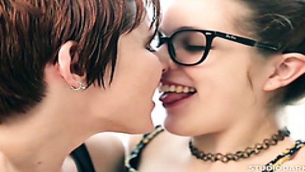 Lily Cade se convierte jovencitas españoles Amarna Miller en una lesbiana